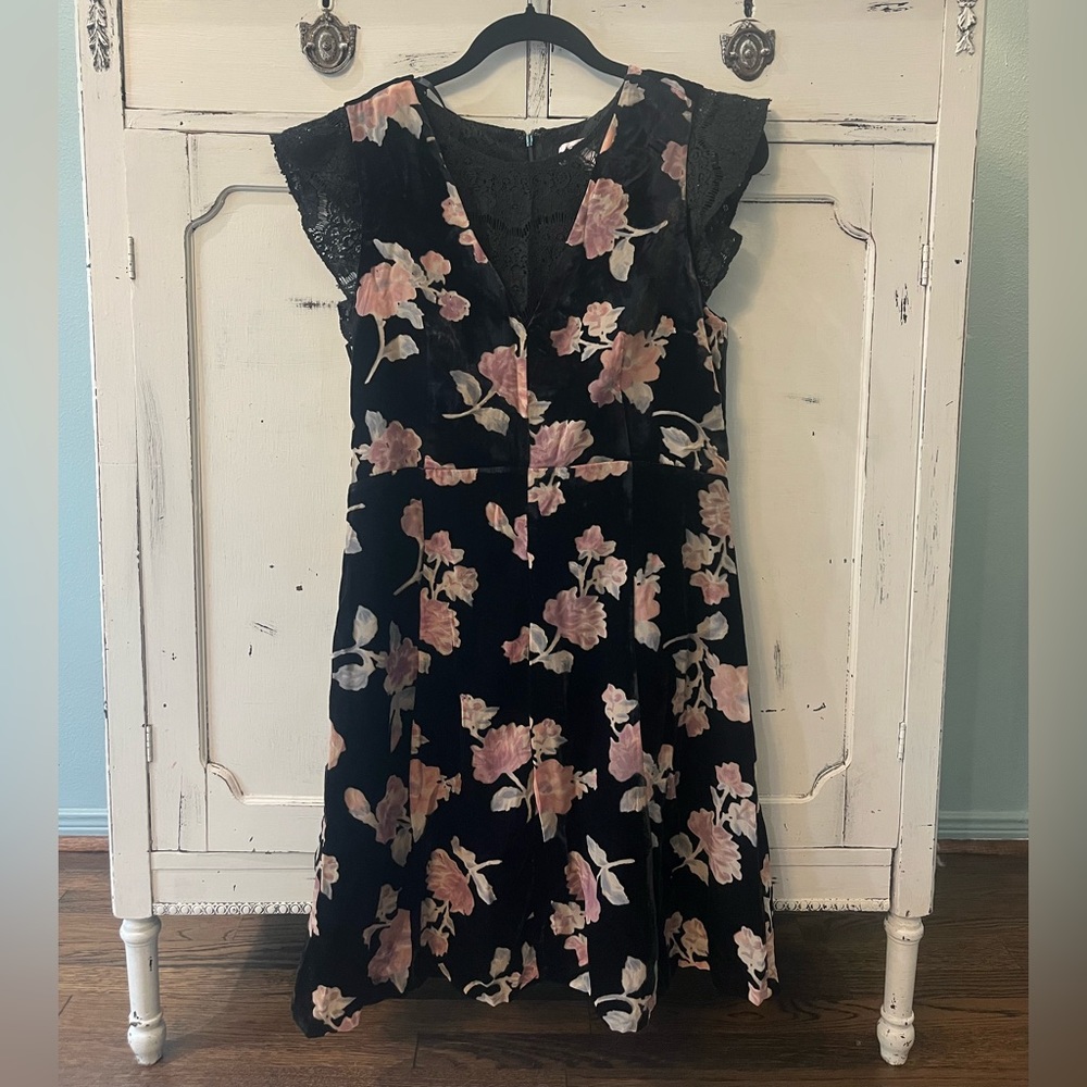 Nanette Lepore size 8 velvet and lace a line dress